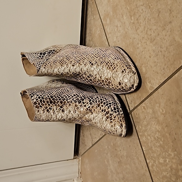Diba True Snakeskin Booties Size 7.5 - Picture 1 of 4